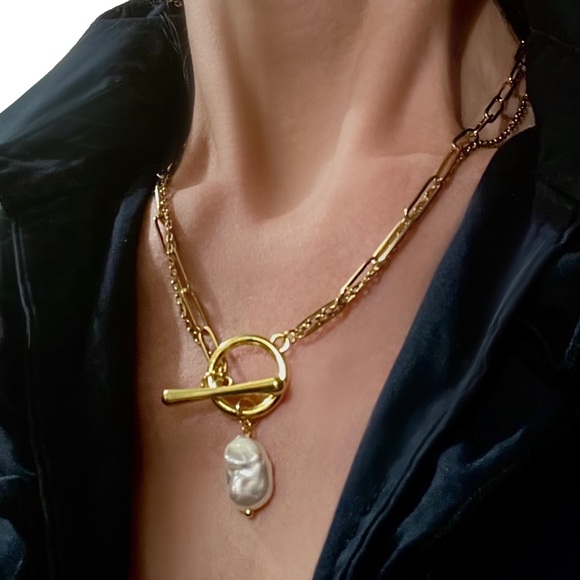 SOLD🌹HP🌹NEW 2-Way Toggle Pearl Necklace Gold Double Chain Statement Necklace - Picture 4 of 5